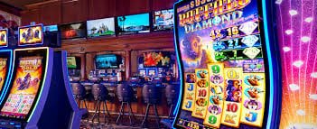 Diamond Empire reel layout with gem symbols Diamond Empire five-reel slot game interface